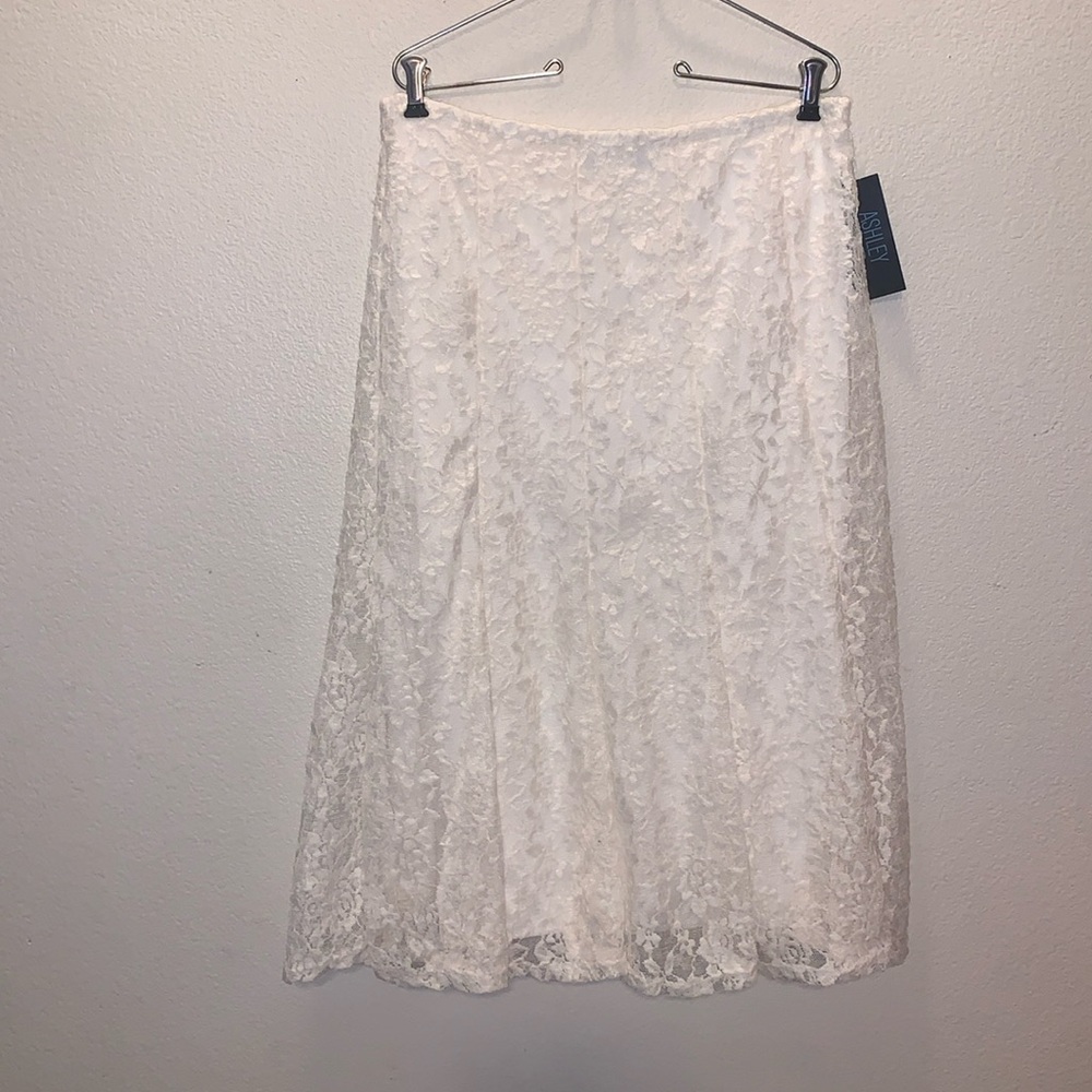 NWT Ashley Blue Woman’s XL Trumpet Skirt Cream Floral Lace Lined